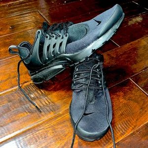 Size 9 women’s black Nike running shoes